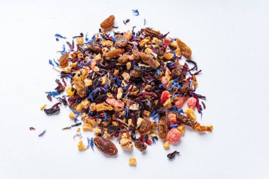 Meyve ve yapraklı siyah çay