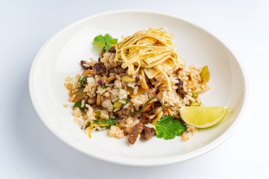 Kızarmış pilav ve sebze.