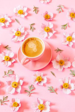 Bir fincan kahve ve çiçek.