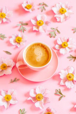 Bir fincan kahve ve çiçek.