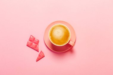 Bir fincan kahve ve pembe çikolata