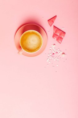 Bir fincan kahve ve pembe çikolata