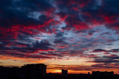  Gün batımında bina silueti