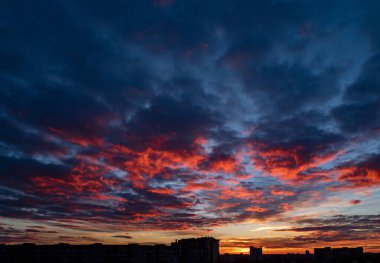  Gün batımında bina silueti