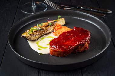 Izgara sebzeli biftek ve kırmızı şarap.