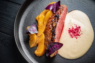 Izgara ördek ve kereviz püresi.