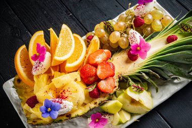 taze meyve ve yenilebilir çiçekli böğürtlen