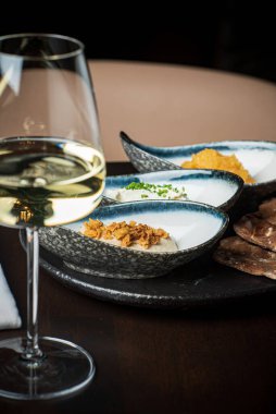 Farklı soslu pide ve beyaz şarap.