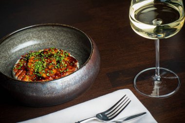 Yılan balığı carpaccio ve beyaz şarap.