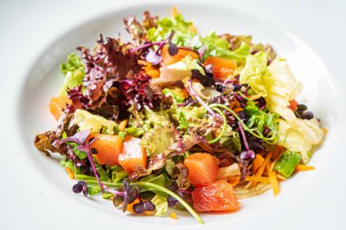 Somon ve sebzeli taze salata.