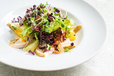 Tavuk ve sebzeli taze salata.