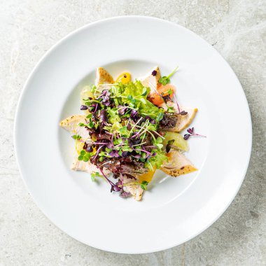 Tavuk ve sebzeli taze salata.