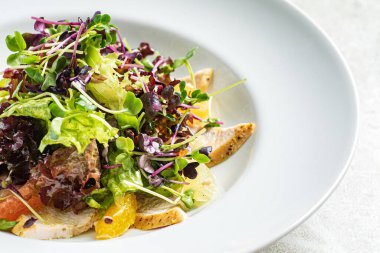 Tavuk ve sebzeli taze salata.