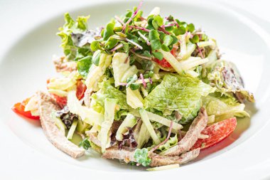 Tavuk ve sebzeli taze salata.