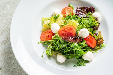 Mozarella ve sebzeli taze salata.