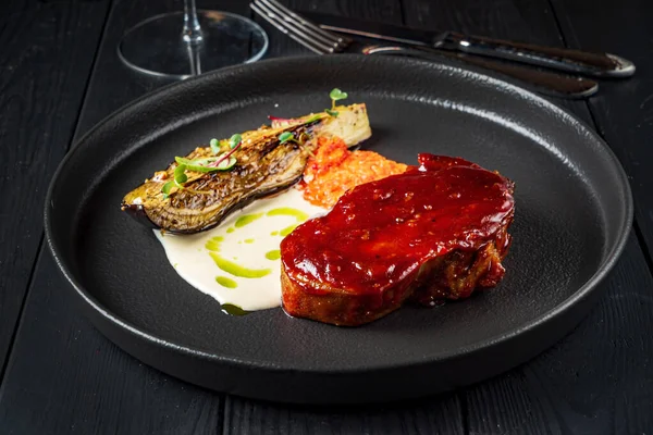 Izgara sebzeli biftek ve kırmızı şarap.