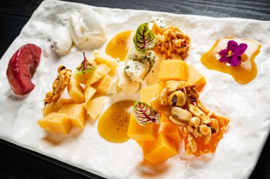 Bal ve fındıklı peynir tabağı