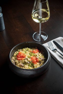 Tavşan ve beyaz şarapla