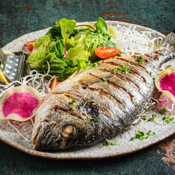 Pescado Parrilla Con Ensalada Fresca — Foto de Stock