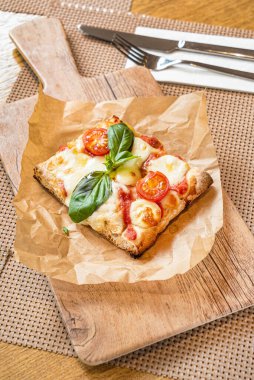 Pizzacıda bir dilim İtalyan pizzası.