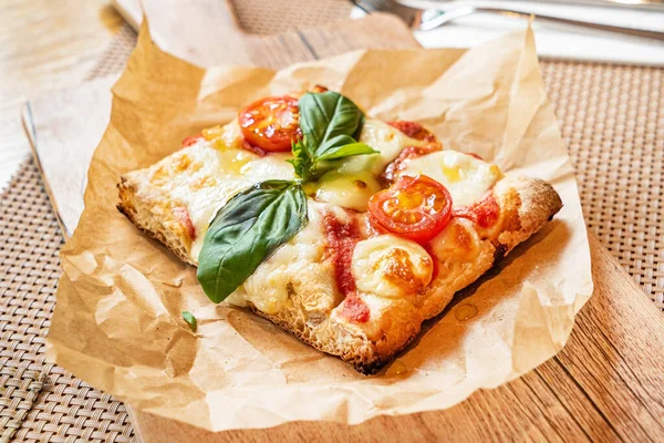 比萨店的意大利披萨片 — 图库照片