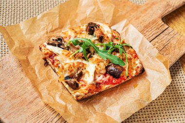 Pizzacıda bir dilim İtalyan pizzası.