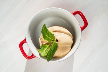 Naneli dondurma topu.