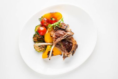 Modern Fransız mutfağı: Kızarmış kuzu budu ve havuç, sarı köri ve kuzu sosuyla servis edilir. 