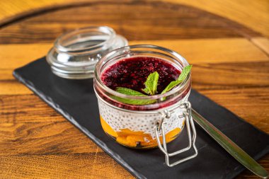 Meyve ve meyveli sağlıklı Chia Pudingi