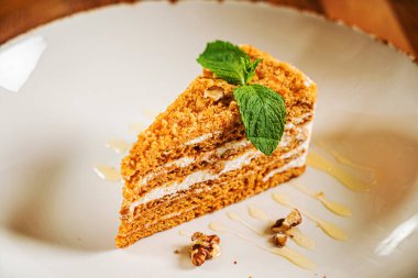 Ceviz ve nane aromalı bal keki