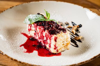 Napolyon keki, çilek sosu.