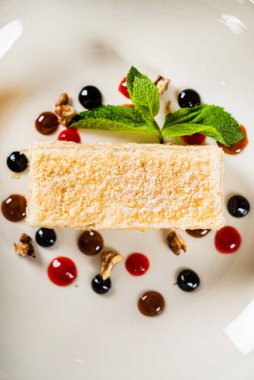 Napolyon keki, çilek sosu.