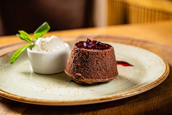 Torta Lava Con Salsa Bacche — Foto Stock