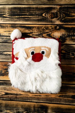 Ahşap arka planda Noel süveteri