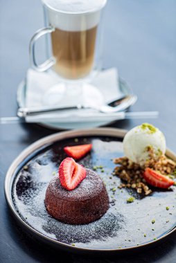 Çilekli ve dondurmalı çikolatalı (cupcake).