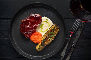 Izgara sebzeli biftek ve kırmızı şarap.