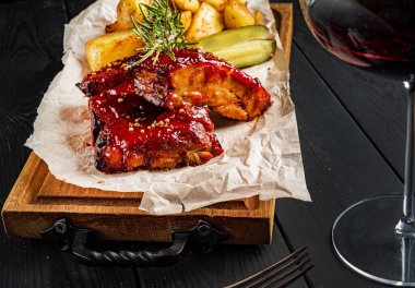 Izgara pirzola ve fırında patates.