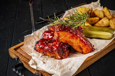 Izgara pirzola ve fırında patates.