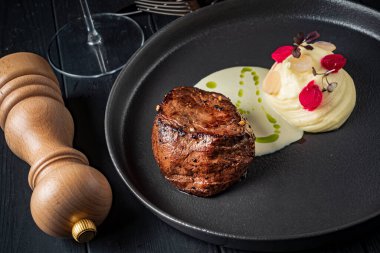 Biftek ve patates püresi