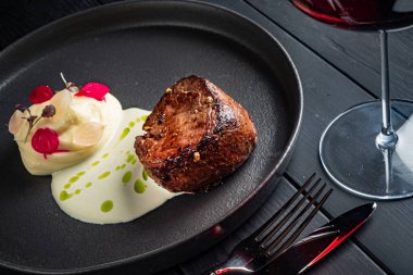 Biftek ve patates püresi