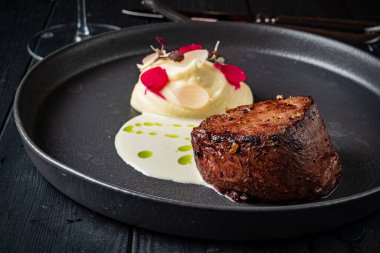 Biftek ve patates püresi