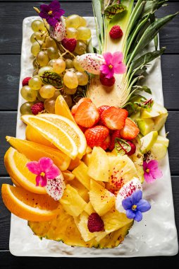 taze meyve ve yenilebilir çiçekli böğürtlen