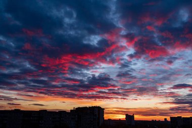  Gün batımında bina silueti
