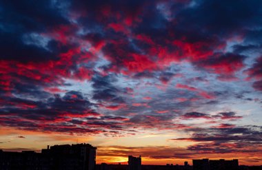  Gün batımında bina silueti