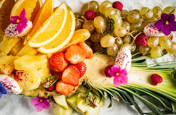 Fresh Fruit Berries Edible Flowers — Stock Photo, Image