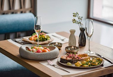 Restoranda deniz ürünleri yemeği.