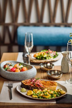 Restoranda deniz ürünleri yemeği.