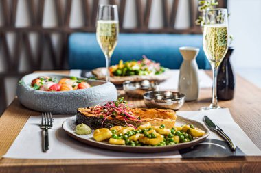 Restoranda deniz ürünleri yemeği.