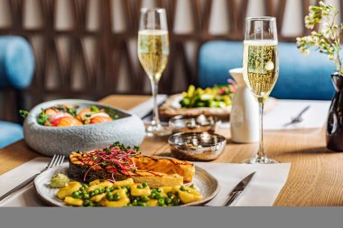 Restoranda deniz ürünleri yemeği.