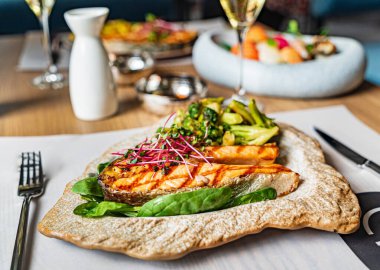 Restoranda deniz ürünleri yemeği.